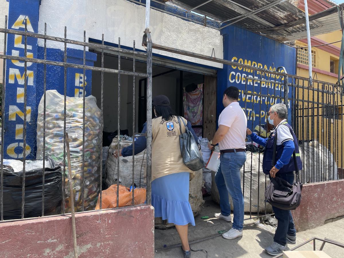 Distrito cierra “chiveras’ tras hallar tapas y rejillas de alcantarilla robadas