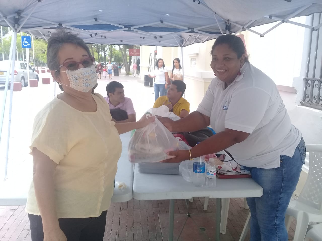 Samarios se solidarizan con habitantes de calle y adultos mayores, tras Donatón liderada por el Distrito