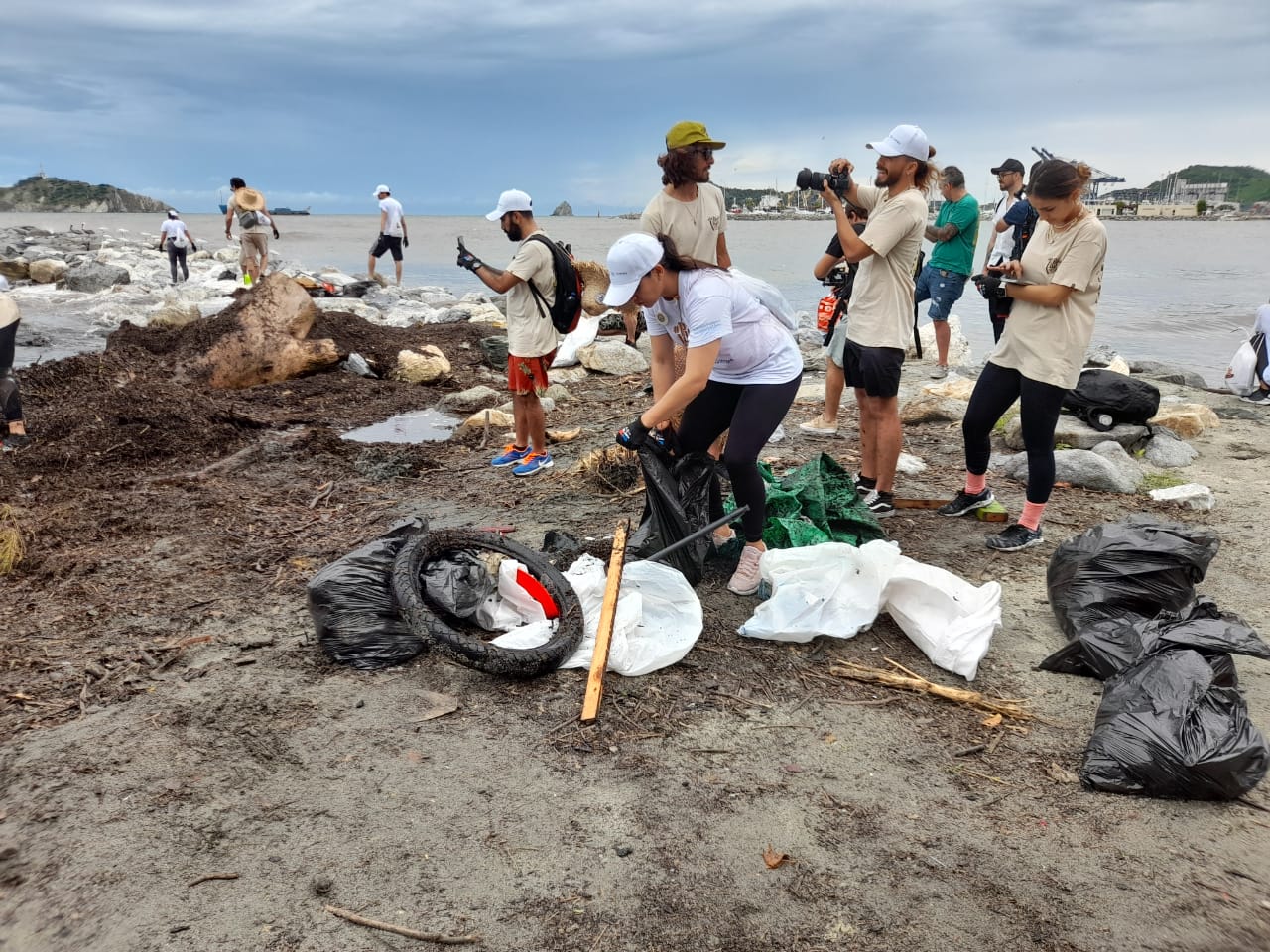 Alcaldía Distrital acompañó jornada de limpieza en el sector de Los Cocos