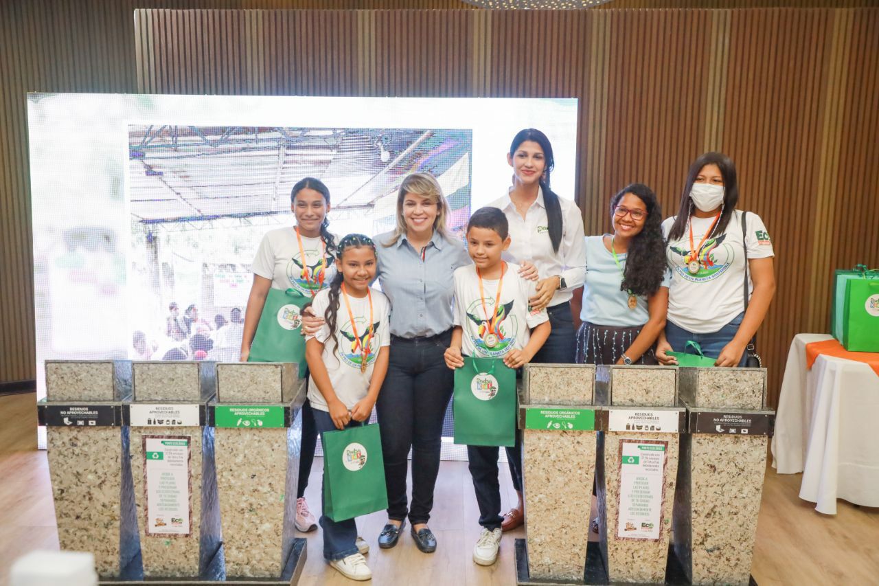 Alcaldesa Virna Johnson premió a los ganadores del Concurso Grupos Eco-lógicos Escolares