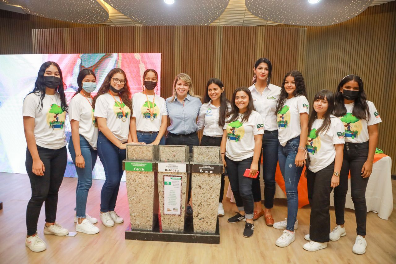 Alcaldesa Virna Johnson premió a los ganadores del Concurso Grupos Eco-lógicos Escolares