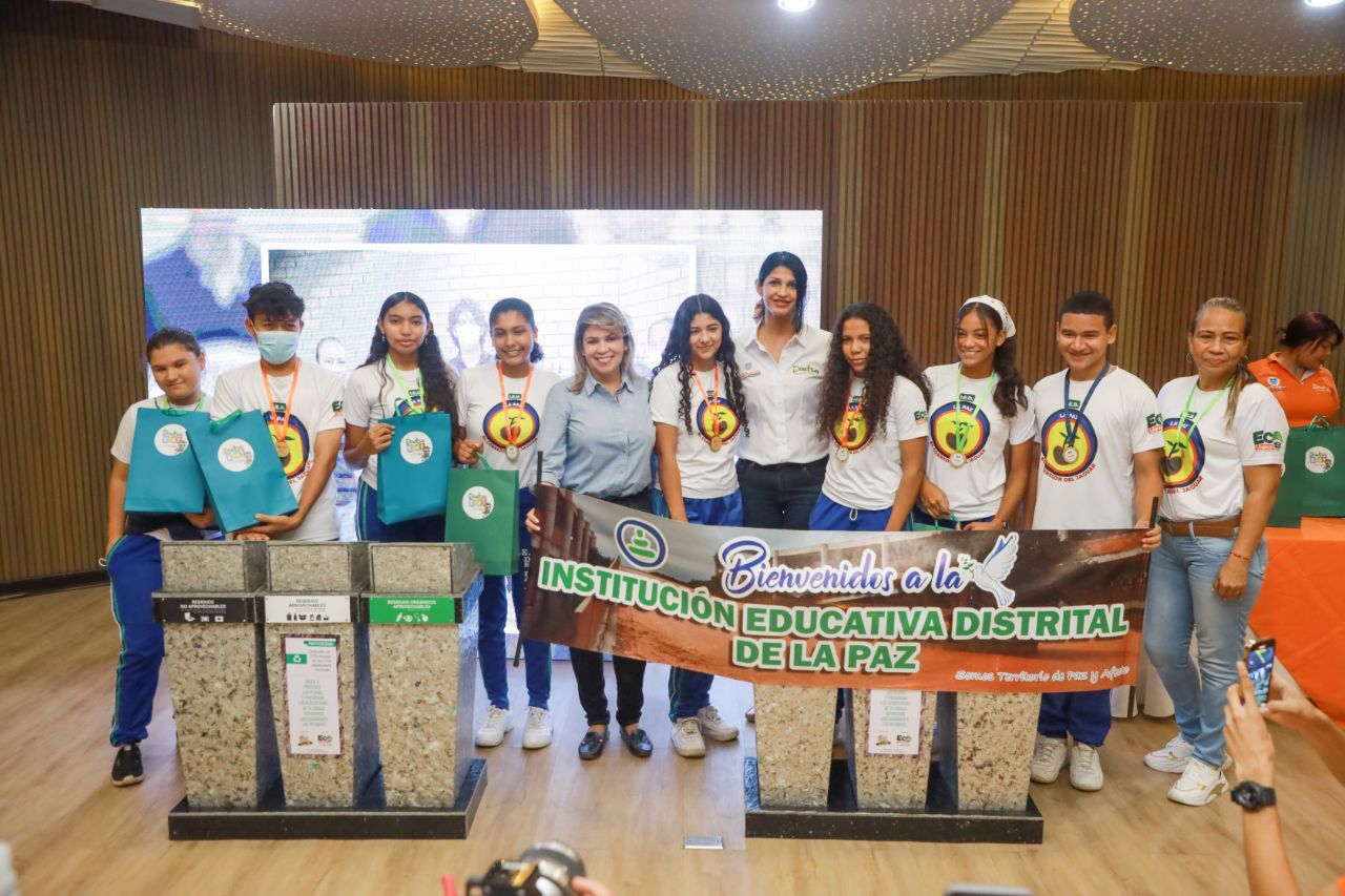 Alcaldesa Virna Johnson premió a los ganadores del Concurso Grupos Eco-lógicos Escolares