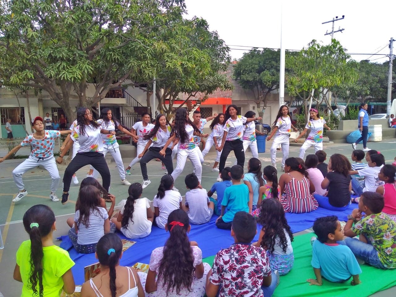 Galería Callejera de la EFAC, brindó manualidades artísticas con material reciclable en el Líbano Galería Callejera de la EFAC, brindó manualidades artísticas con material reciclable en el Líbano