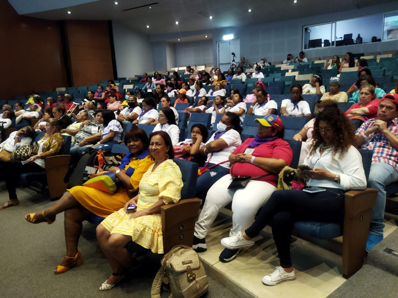 Más de 400 mujeres analizaron temas de género y equidad en el Primer Encuentro Internacional Caribe es Mujer Más de 400 mujeres analizaron temas de género y equidad en el Primer Encuentro Internacional Caribe es Mujer