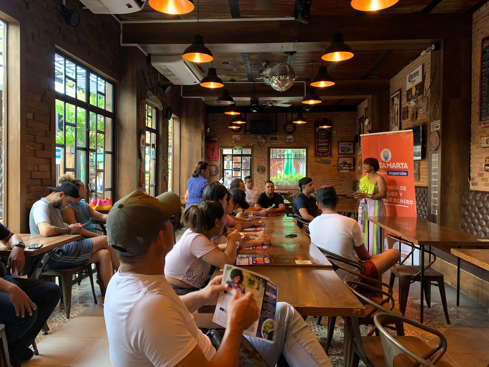 Secretaría de la Mujer capacita al personal de discotecas y bares del Centro Histórico para la protección de las mujeres contra la violencia Secretaría de la Mujer capacita al personal de discotecas y bares del Centro Histórico para la protección de las mujeres contra la violencia