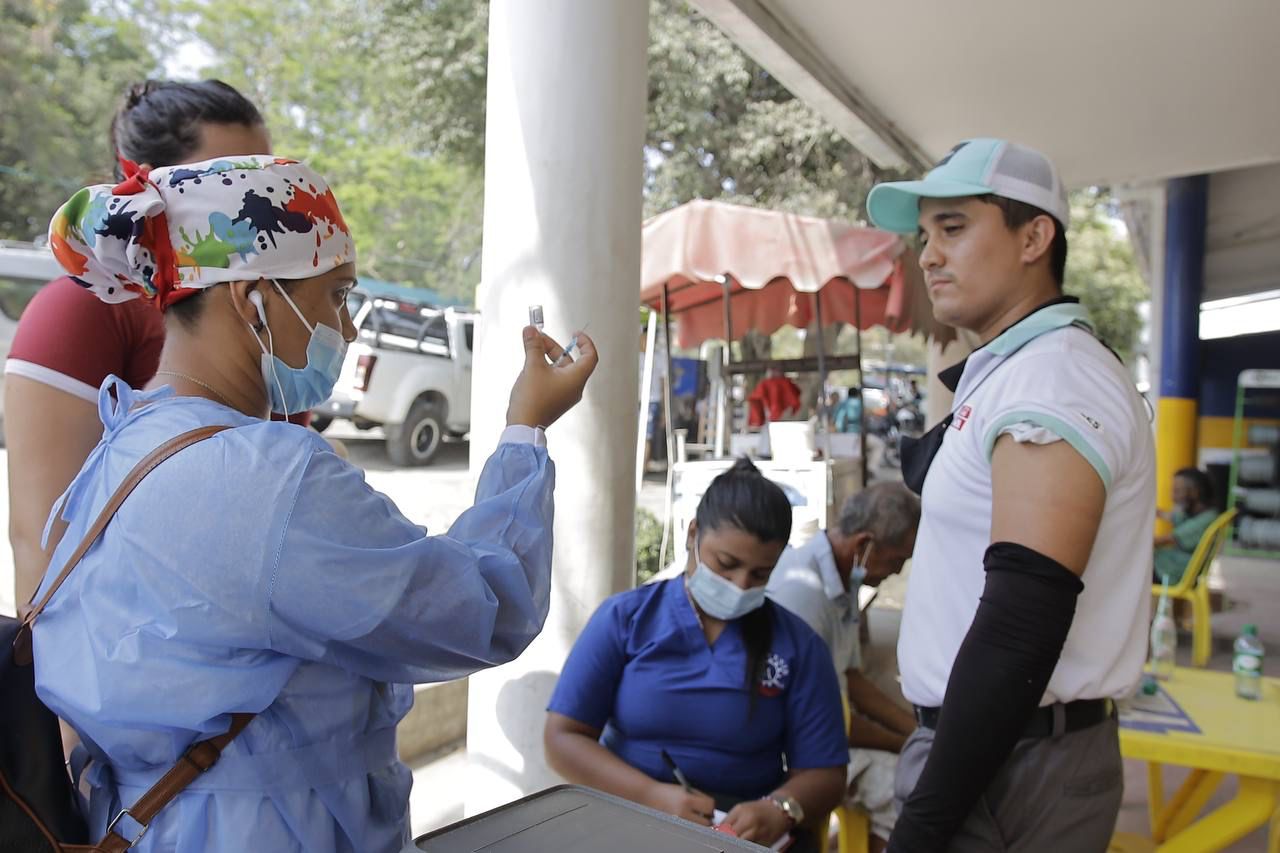 Mayores de 18 años en Santa Marta ya pueden aplicarse el segundo refuerzo contra el COVID-19