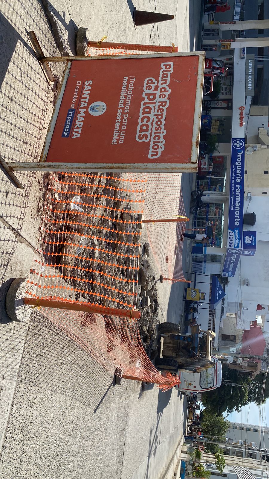 Avanza reposición de placas en la malla vial de El Rodadero Avanza reposición de placas en la malla vial de El Rodadero