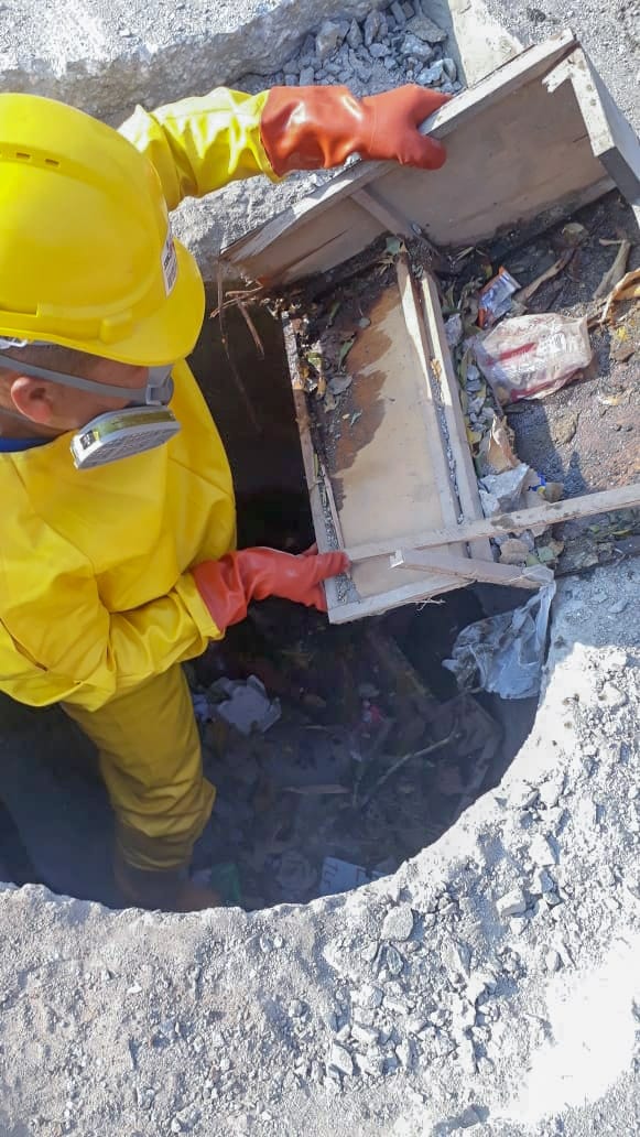 Essmar repone tapa de manhol en el barrio San Pedro Alejandrino