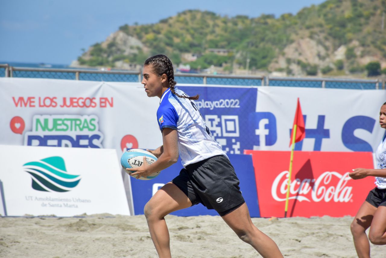 Las mujeres midieron ‘fuerza’ en rugby playa