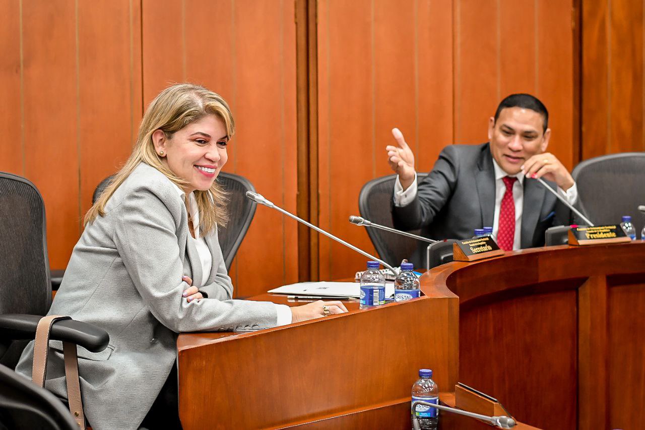 Alcaldesa Virna Johnson y gobernador Carlos Caicedo gestionan apoyo del Congreso para la solución definitiva al desabastecimiento de agua en Santa Marta
