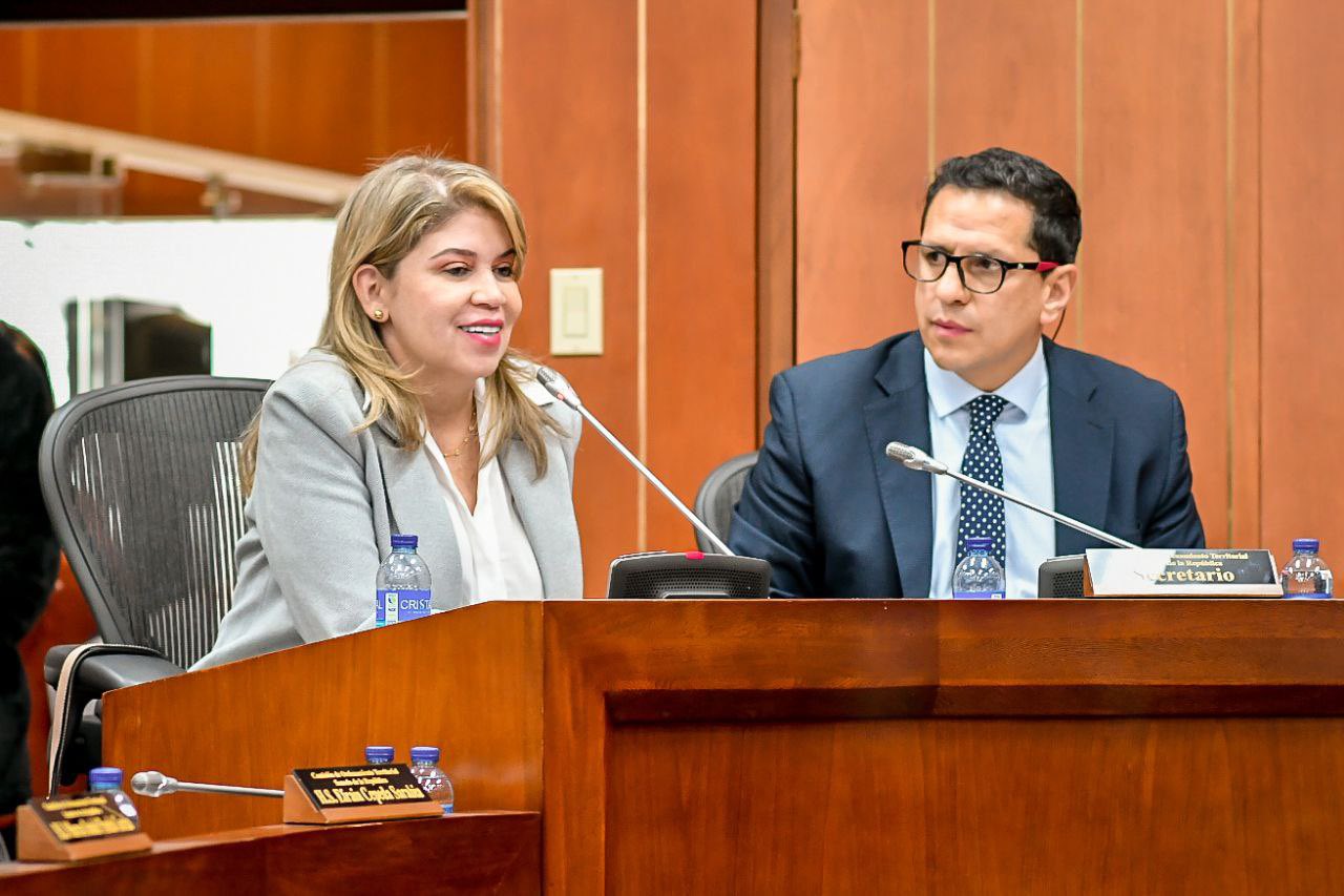 Alcaldesa Virna Johnson y gobernador Carlos Caicedo gestionan apoyo del Congreso para la solución definitiva al desabastecimiento de agua en Santa Marta