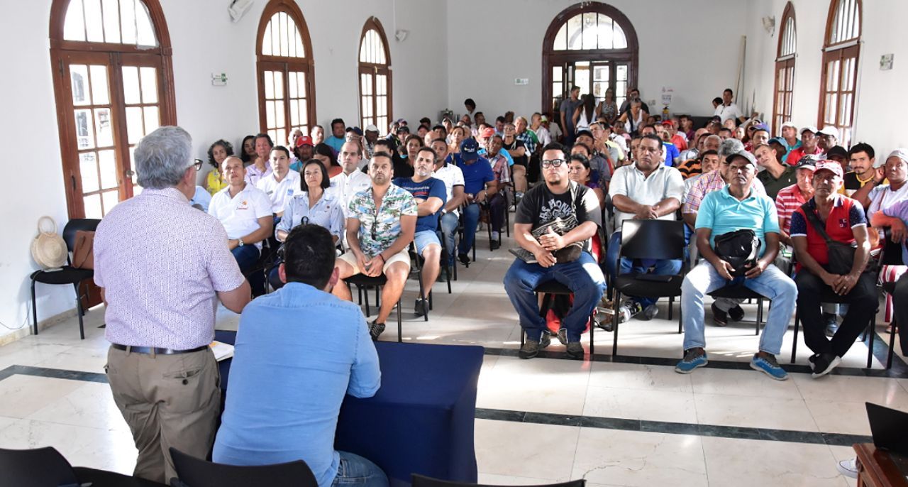 Distrito socializa con empresarios obra de renovación del camellón de la Bahía Distrito socializa con empresarios obra de renovación del camellón de la Bahía