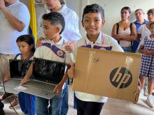 bol0459-alcaldia_de_santa_marta_entrega_computadores_y_leche_a_estudiantes_de_la_ied_ondas_del_caribe_sede_3