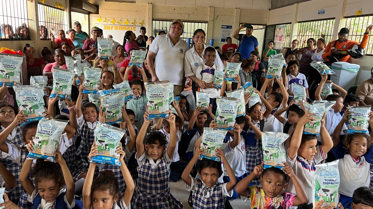 bol0459-alcaldia_de_santa_marta_entrega_computadores_y_leche_a_estudiantes_de_la_ied_ondas_del_caribe_sede_3