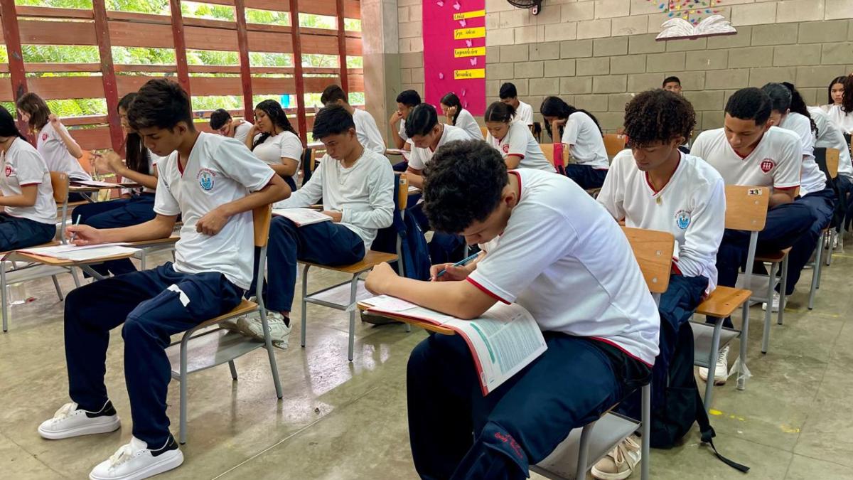 Más de 4.800 estudiantes de 11° del sector oficial de Santa Marta realizan simulacro de las Pruebas Saber Más de 4.800 estudiantes de 11° del sector oficial de Santa Marta realizan simulacro de las Pruebas Saber