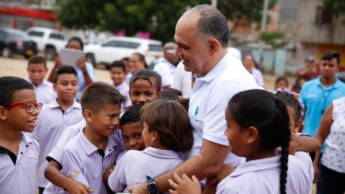 Carlos Pinedo Cuello: “Nuestro gobierno es en los barrios, en las calles y con las comunidades”.