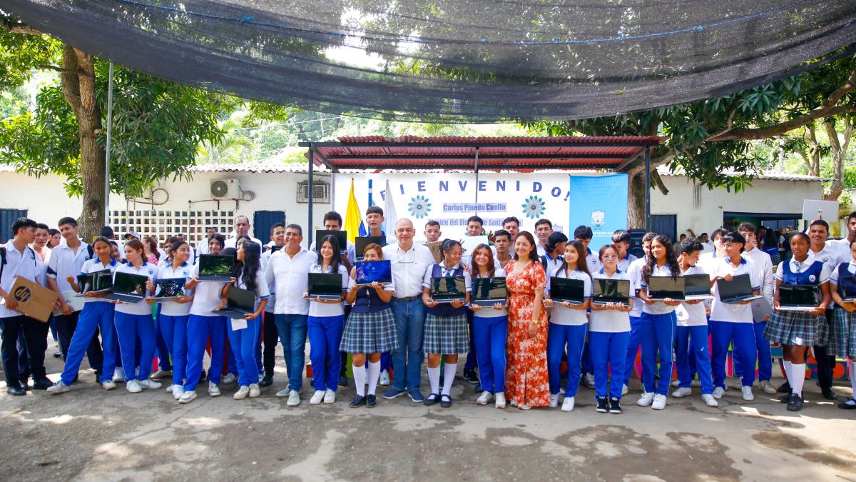 “La zona rural es importante para esta administración”: Carlos Pinedo Cuello entrega más computadores en Guachaca “La zona rural es importante para esta administración”: Carlos Pinedo Cuello entrega más computadores en Guachaca