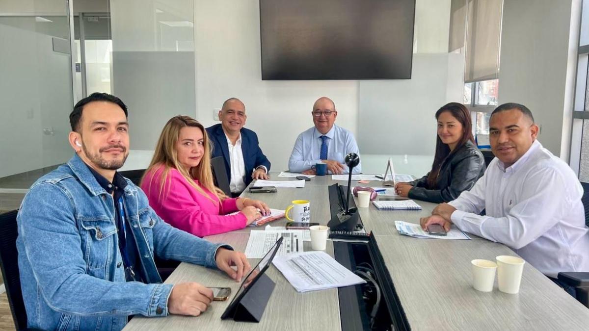 El alcalde Carlos Pinedo Cuello y la secretaria de Educación, Sandra Patricia Muñoz, celebran la disposición del Gobierno Nacional de apoyar financieramente para lograr el objetivo. Pensando siempre en el bienestar de todos los estudiantes que son parte El alcalde Carlos Pinedo Cuello y la secretaria de Educación, Sandra Patricia Muñoz, celebran la disposición del Gobierno Nacional de apoyar financieramente para lograr el objetivo. Pensando siempre en el bienestar de todos los estudiantes que son parte