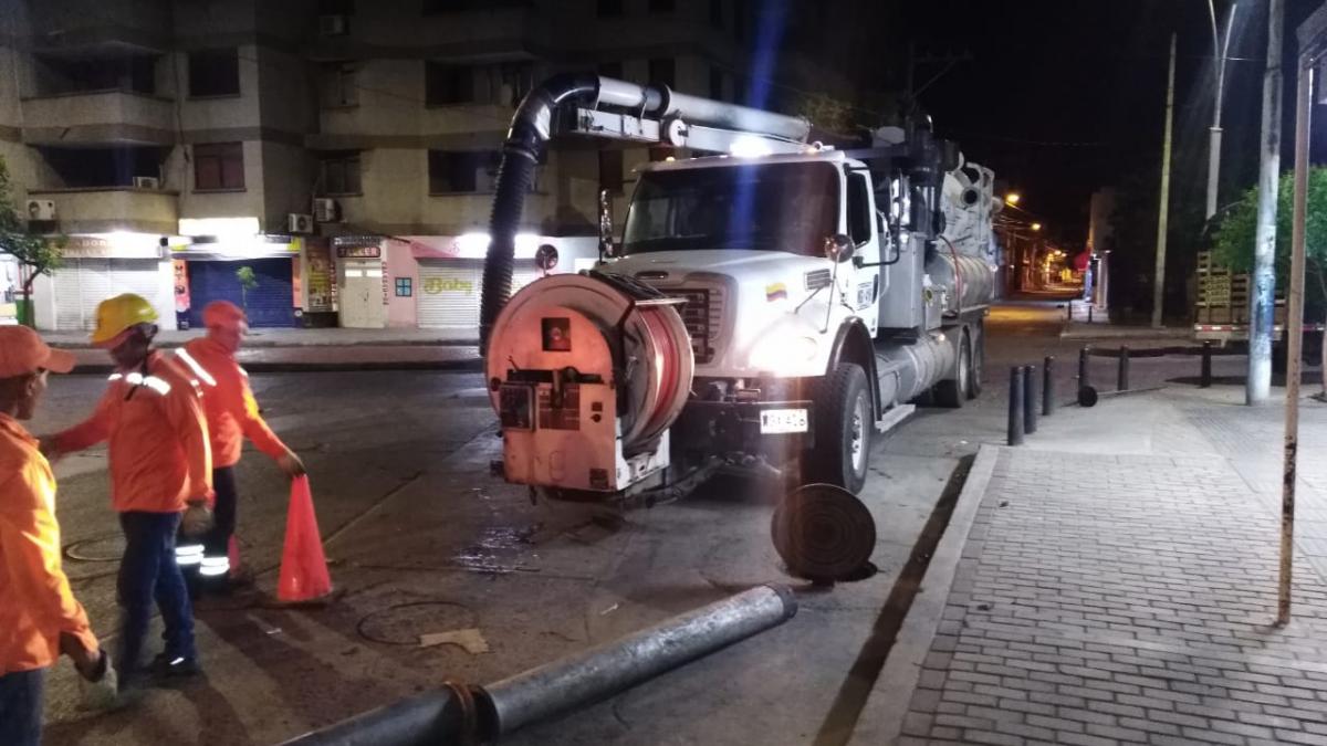 Essmar realiza mantenimiento preventivo para mitigar rebosamientos en el Mercado Público