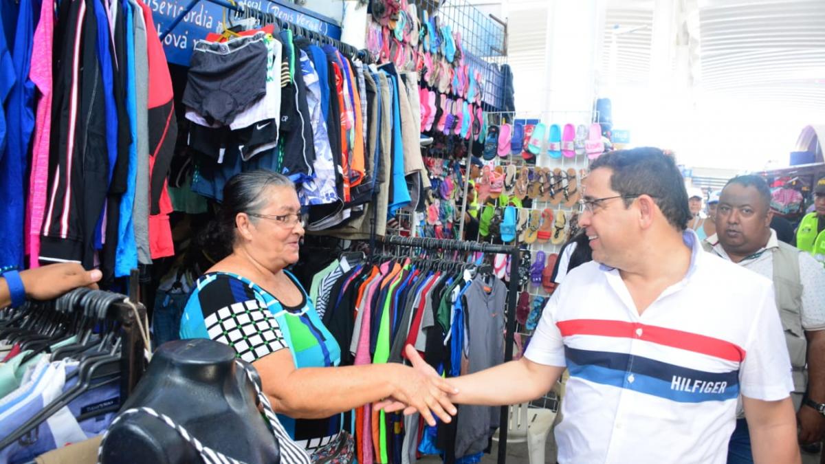 Alcalde Martínez incentiva el comercio local en la Gran Feria ‘Vamo pa’ la Galería’
