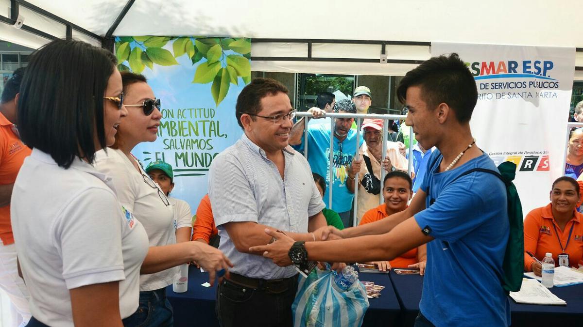 Por su Fiesta del Mar, samarios reciclaron botellas de plástico