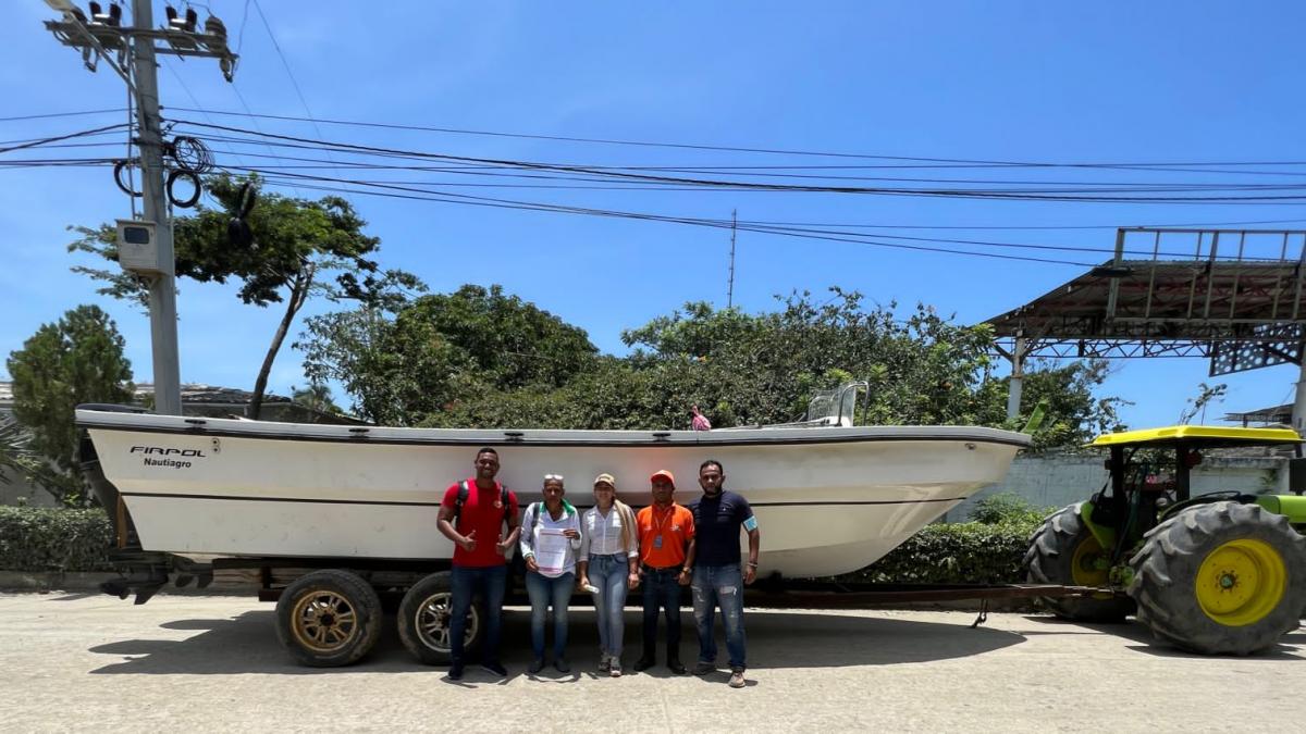 Alcaldía entrega lancha a Corporación de Playa Blanca para que continúen labores de preservación del balneario