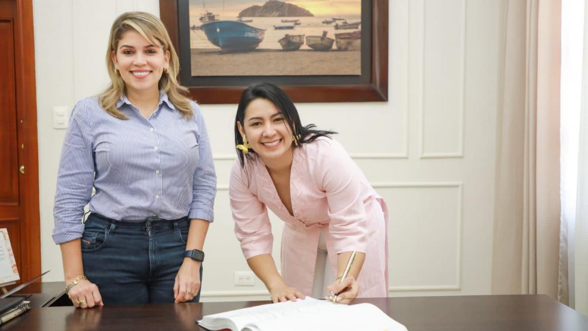 Alcaldesa Virna Johnson posesiona a la nueva secretaria General del Distrito