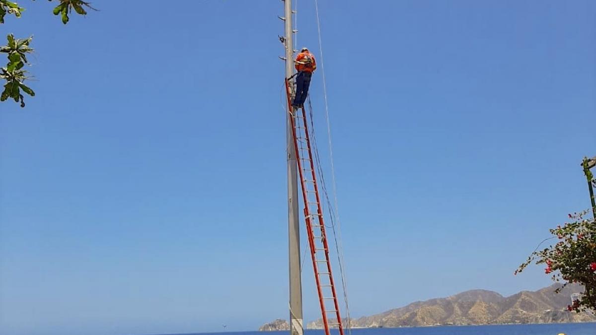 La Essmar remplaza luminarias en Playa Salguero