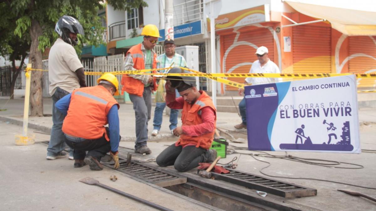 Avanza instalación de rejillas y mantenimiento en los canales de El Pando, Gaira y El Centro