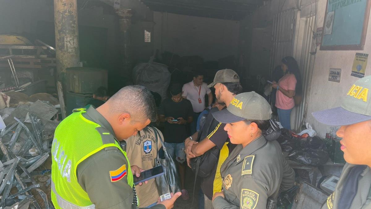 Distrito cierra “chiveras’ tras hallar tapas y rejillas de alcantarilla robadas