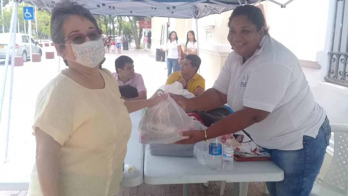 Samarios se solidarizan con habitantes de calle y adultos mayores, tras Donatón liderada por el Distrito