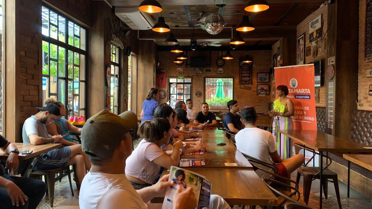 Secretaría de la Mujer capacita al personal de discotecas y bares del Centro Histórico para la protección de las mujeres contra la violencia