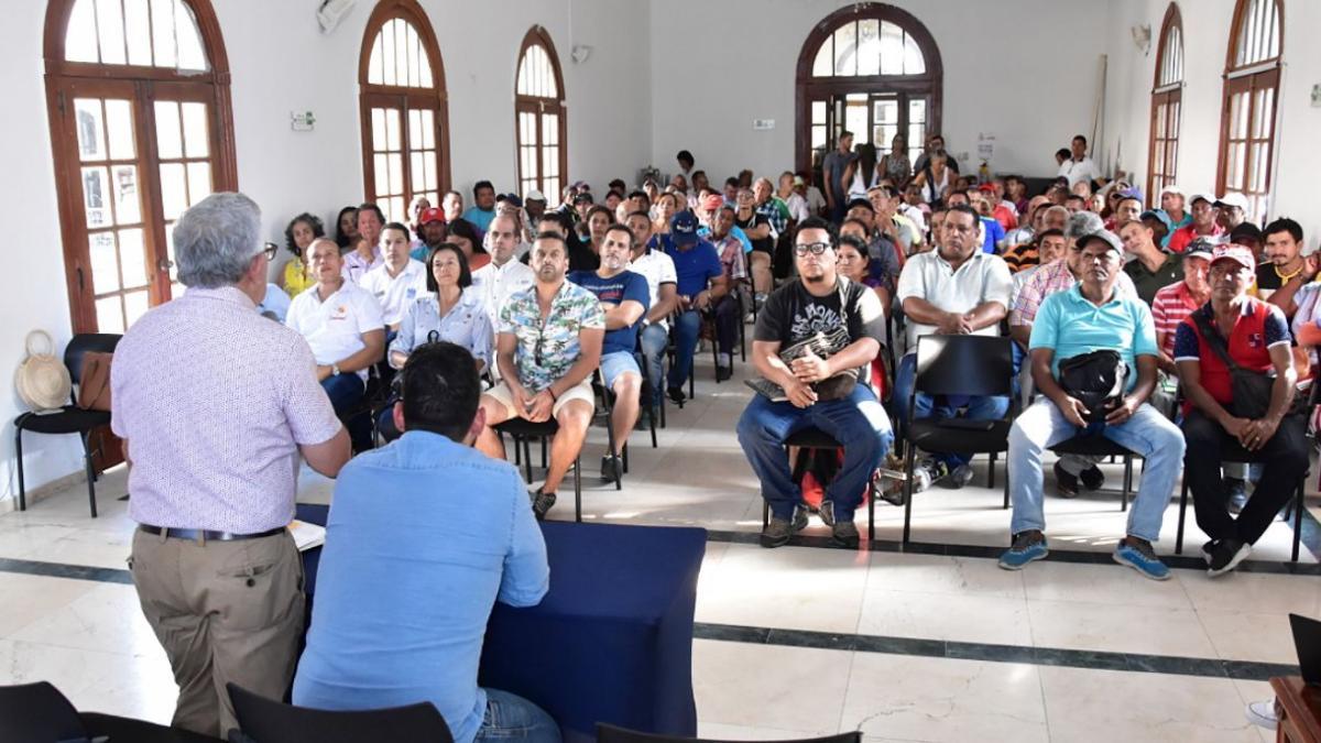 Distrito socializa con empresarios obra de renovación del camellón de la Bahía