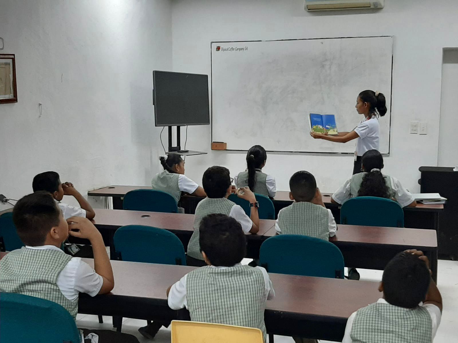 Biblioteca Pública Popular ‘Elisa Fernández Nieves’ reabrió sus puertas Biblioteca Pública Popular ‘Elisa Fernández Nieves’ reabrió sus puertas