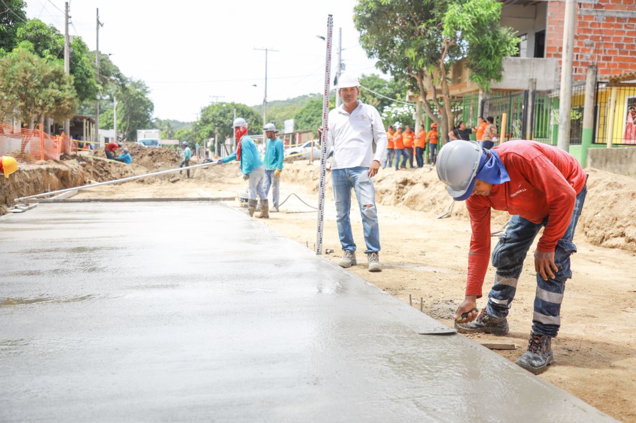 Alcaldesa Virna Johnson inspecciona obras de Malla Vial en el 11 de Noviembre y Timayuí