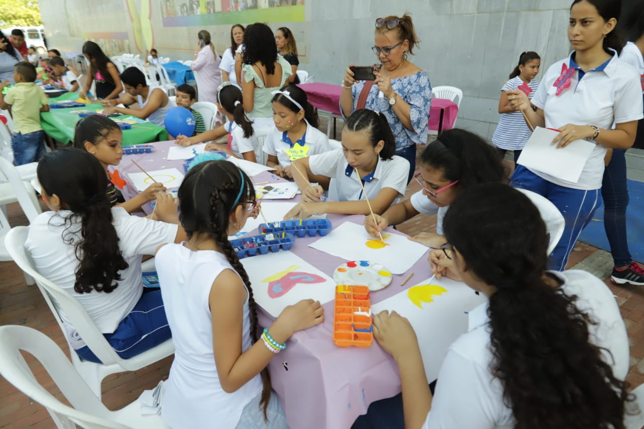 Más de 3 mil niños pintaron el mar acompañado de sus padres