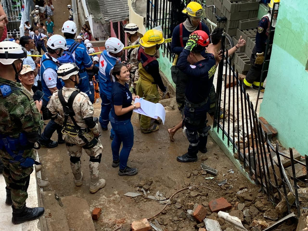 Alcaldía atendió emergencia por colapso estructural en el cerro Las Tres Cruces Alcaldía atendió emergencia por colapso estructural en el cerro Las Tres Cruces